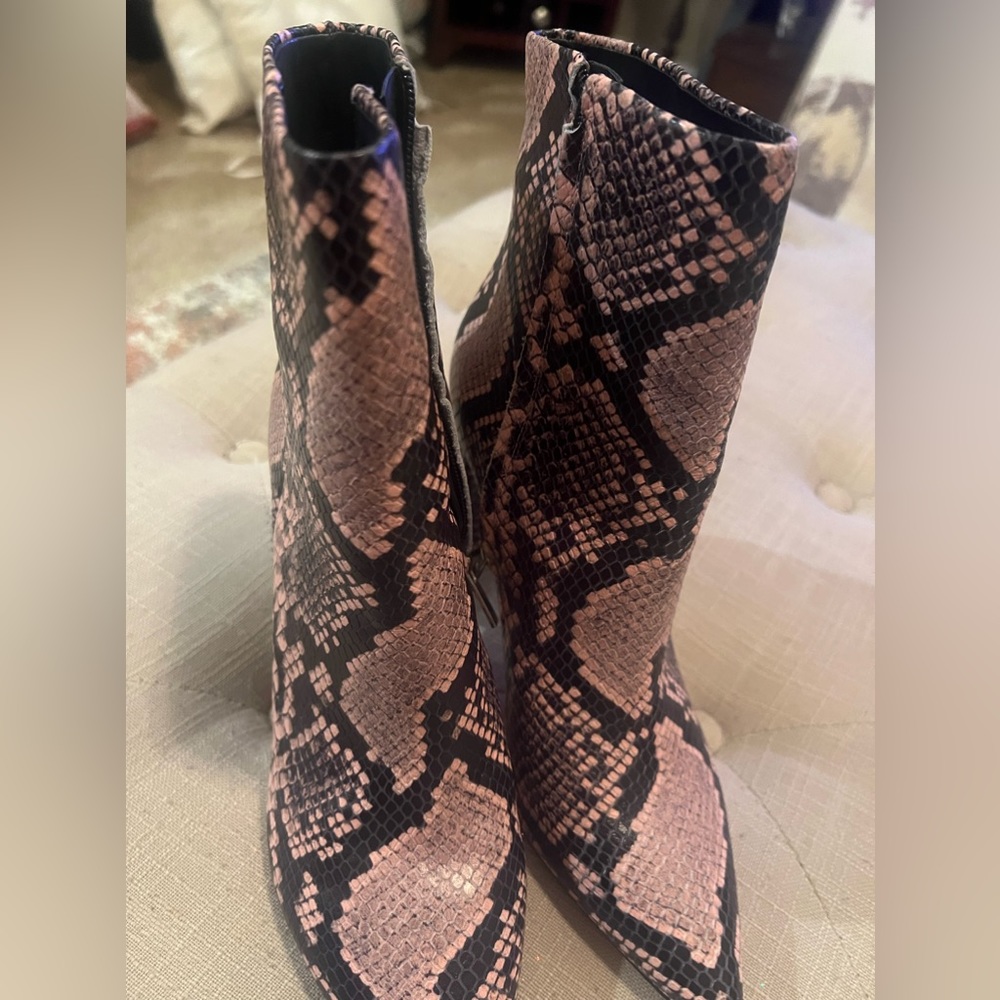 Size 9 Marc fisher new pink/black snake skin pattern with box